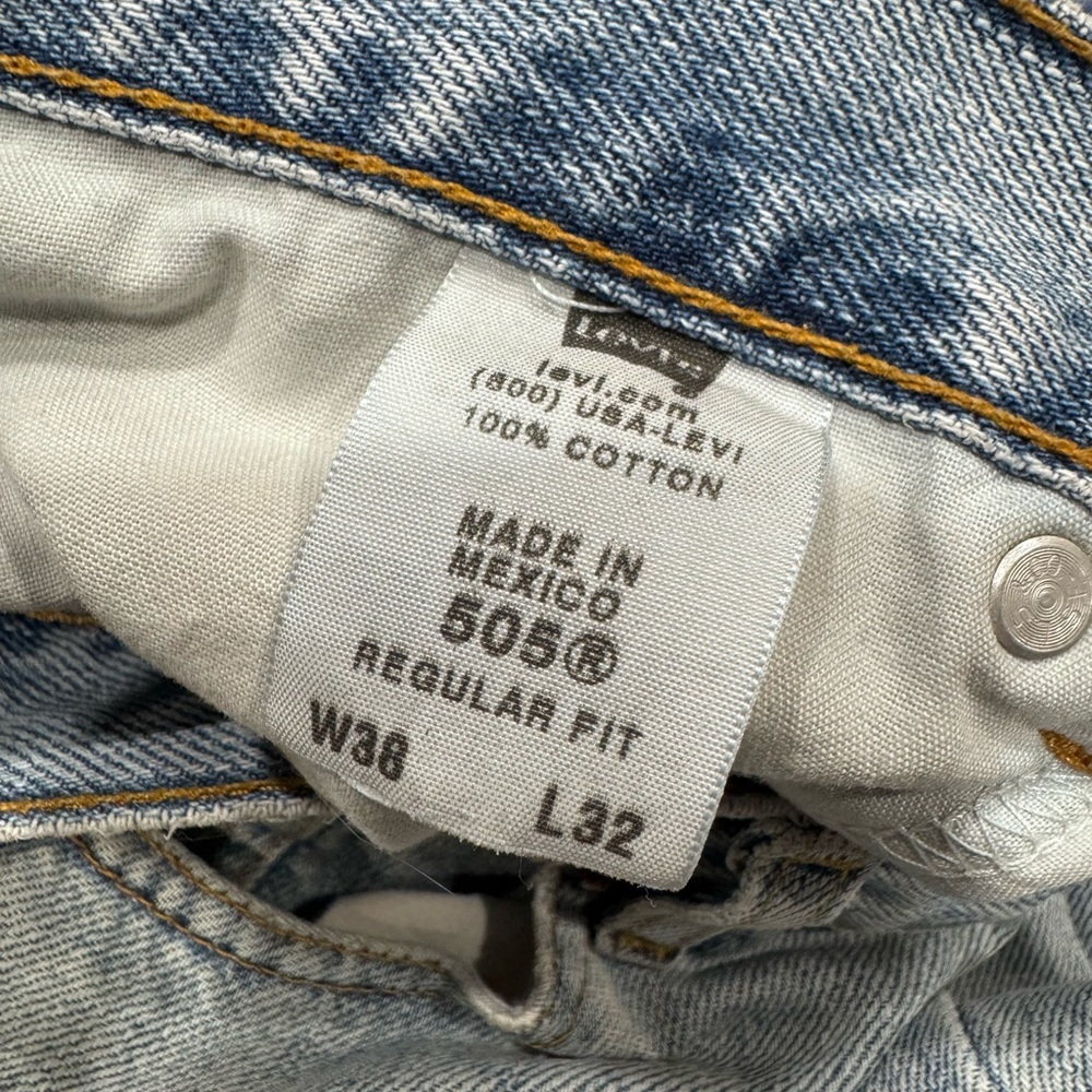 Vintage Levi's Men's Classic Light Blue Straight Jeans - Picture 16 of 16